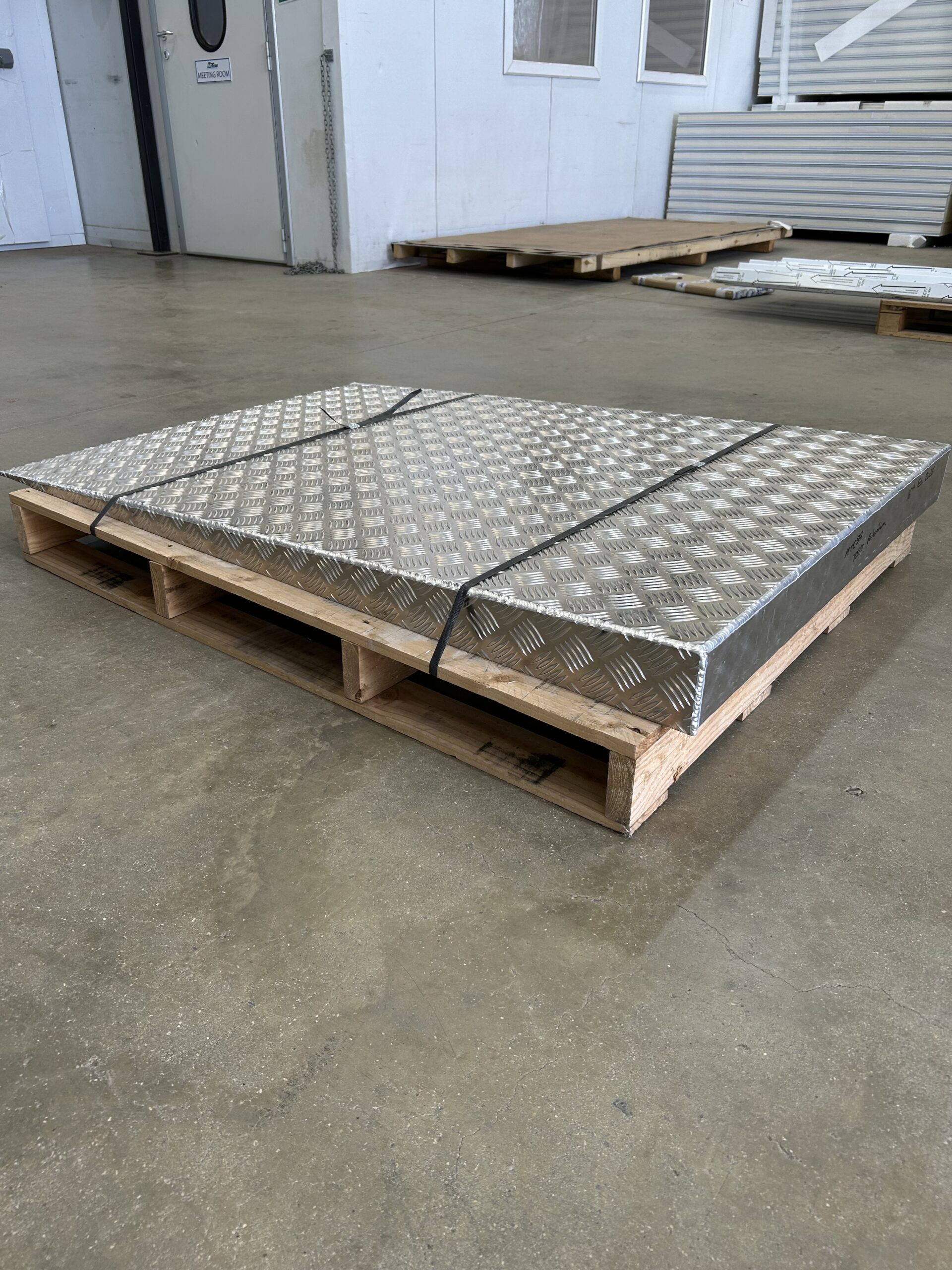 Ramp 5 Bar Treadplate Aluminium 1350mm x 900mm x 100mm (l x w x h)