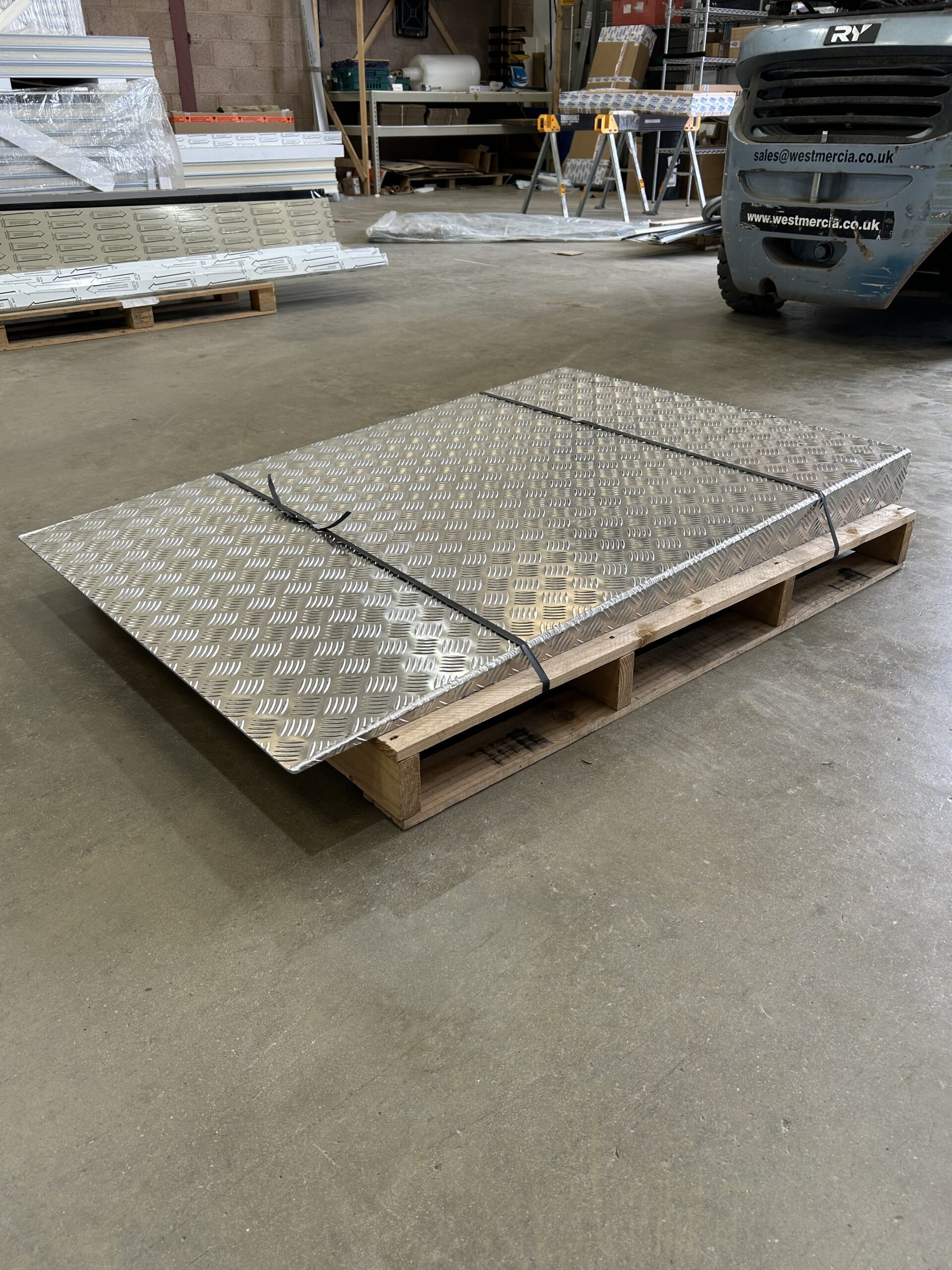Ramp 5 Bar Treadplate Aluminium 1350mm x 900mm x 100mm (l x w x h)