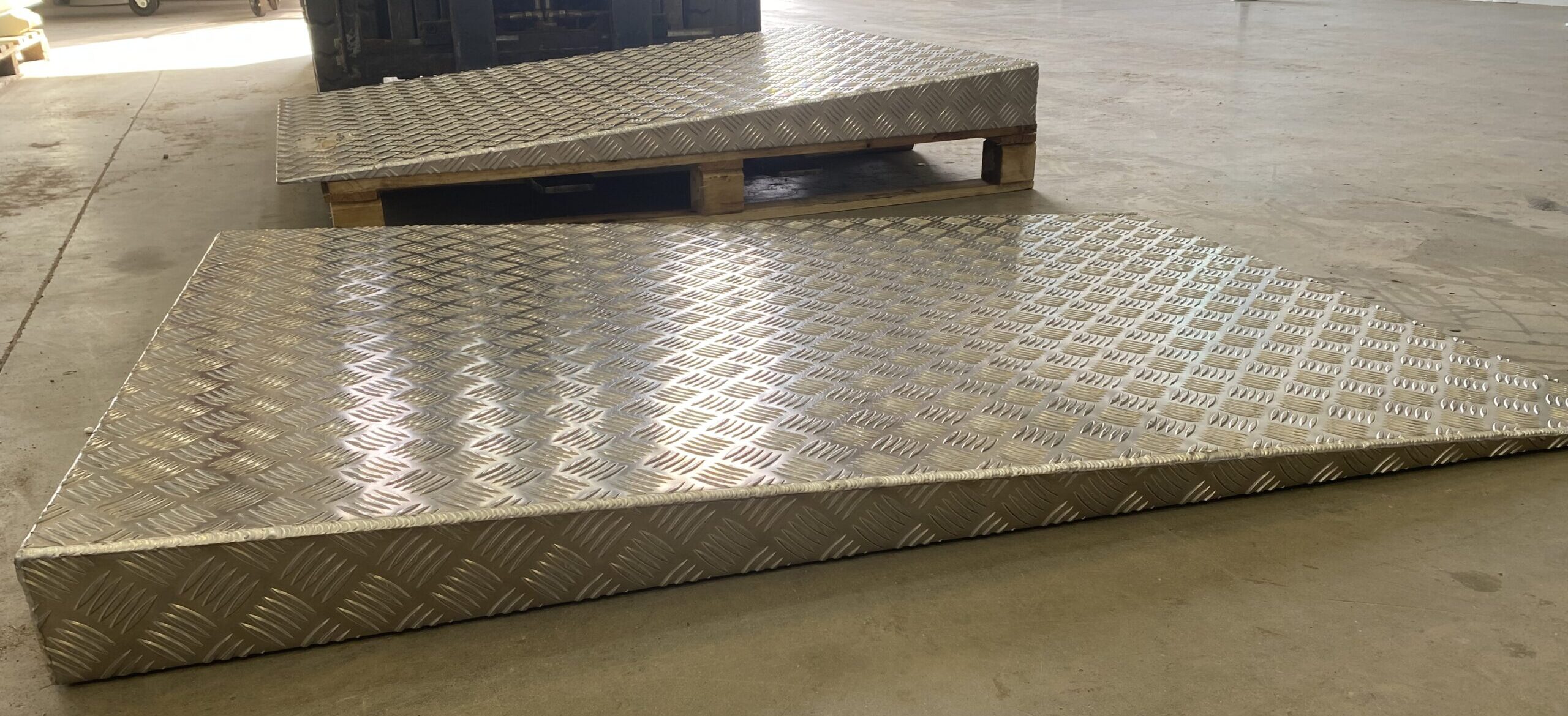 Ramp 5 Bar Treadplate Aluminium 1350mm x 900mm x 100mm (l x w x h)